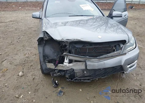 2013 Mercedes-Benz C 250 Sport z USA, uszkodzony, nr VIN WDDGF4HB3DA831573